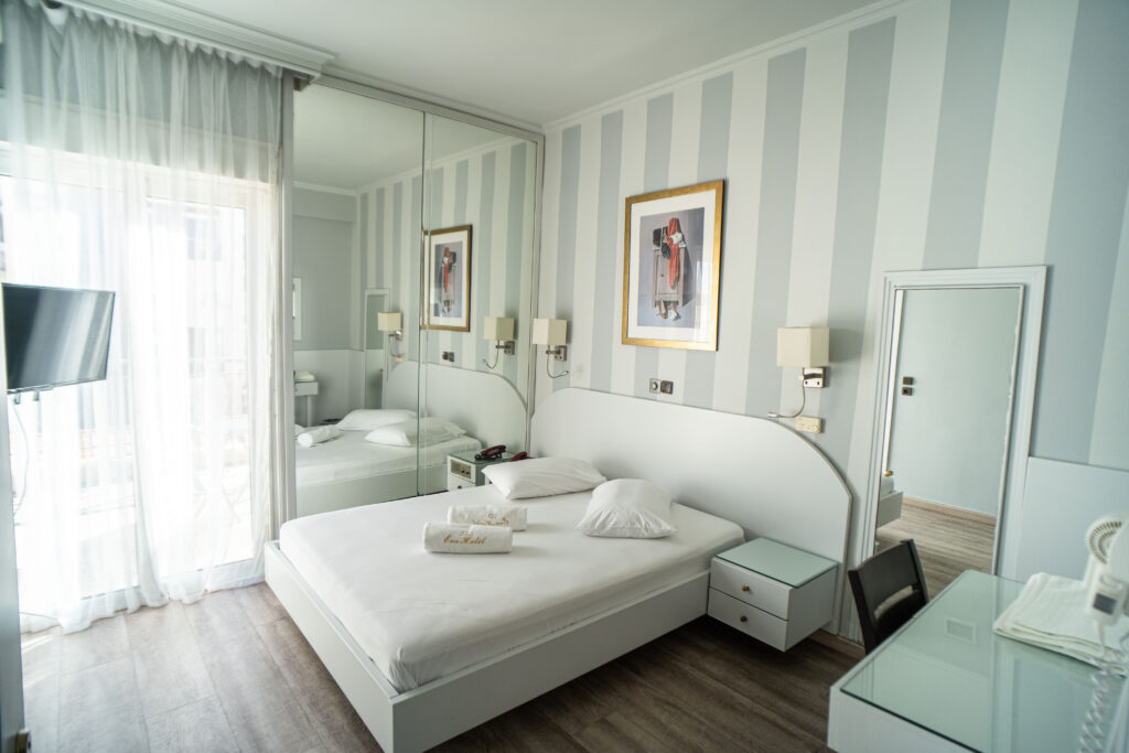 Δίκλινο Δωμάτιο με Μπαλκόνι στο Eva Hotel Piraeus